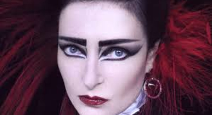 Les meilleurs tutoriels pour apprendre à maitriser l'art du maquillage à la Siouxsie Sioux.