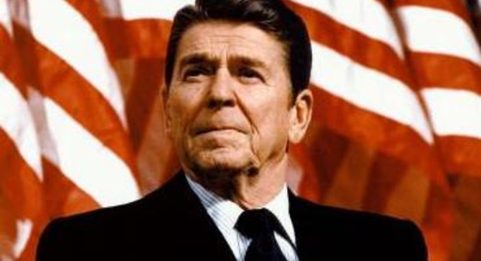 Un tube à essai avec du sang séché de Ronald Reagan aux enchères.