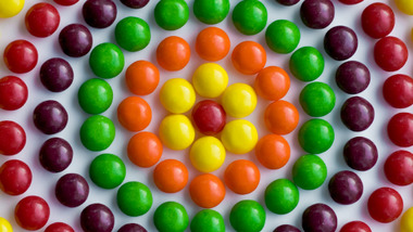 Une machine qui trie les Skittles par couleur.