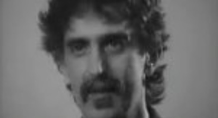 Frank Zappa explique le déclin de l&#039;industrie du disque.