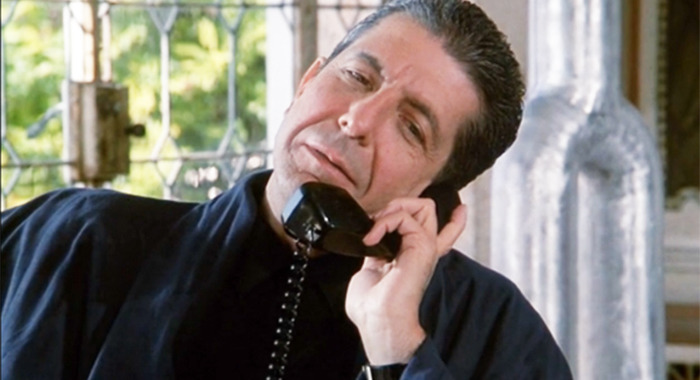 Leonard Cohen a joué un agent secret français dans un épisode de Deux Flics à Miami