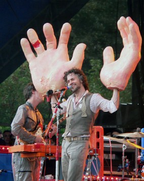 wayne coyne with big hands