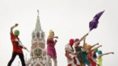 Des punkettes arrêtées lors d&#039;un concert sauvage devant le Kremlin
