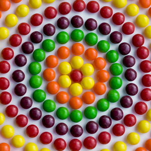 Une machine qui trie les Skittles par couleur.