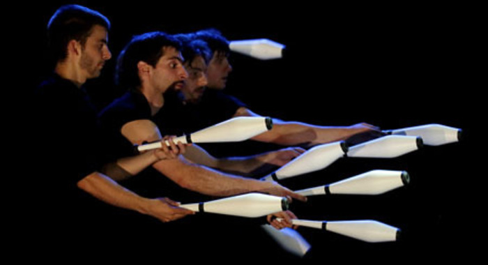 On a la preuve irréfutable que les jongleurs font parfois des trucs bien sur les scènes de théâtre