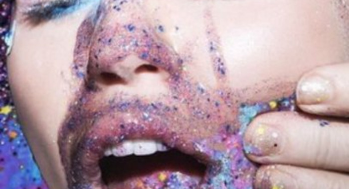 Ah tiens, Miley Cyrus a sorti un album avec les Flaming Lips, Ariel Pink, Big Sean et son papa
