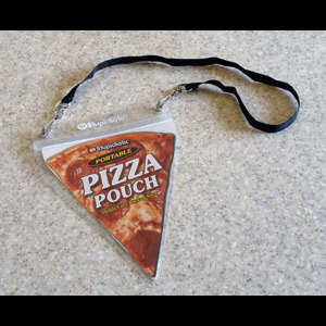 Tous les stoners de la planète peuvent transporter leur part de pizza grâce à ce collier à pizza