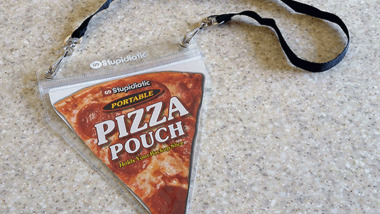 Tous les stoners de la planète peuvent transporter leur part de pizza grâce à ce collier à pizza