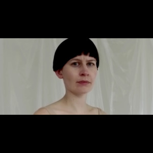 Des jeunes filles nues vomissent du sang dans le dernier clip de Jenny Hval
