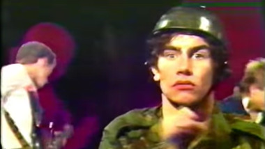 SEPIA. Déguisés en militaires, les pionniers post punk The Pop Group bombardent la télévision belge en 1980