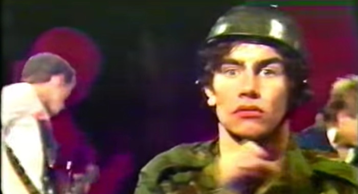 SEPIA. Déguisés en militaires, les pionniers post punk The Pop Group bombardent la télévision belge en 1980