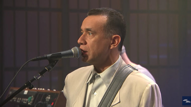 Deux membres du Saturday Night Live parodient les Talking Heads à la télévision américaine