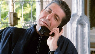 Leonard Cohen a joué un agent secret français dans un épisode de Deux Flics à Miami