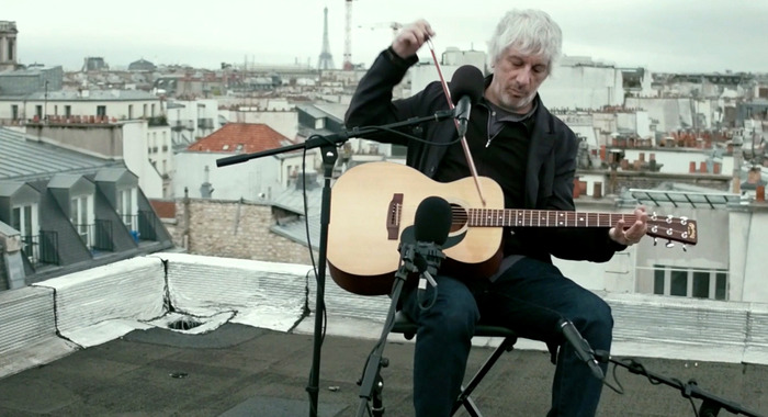 On regarde Lee Ranaldo en live dépouillé sur un toit de Paris